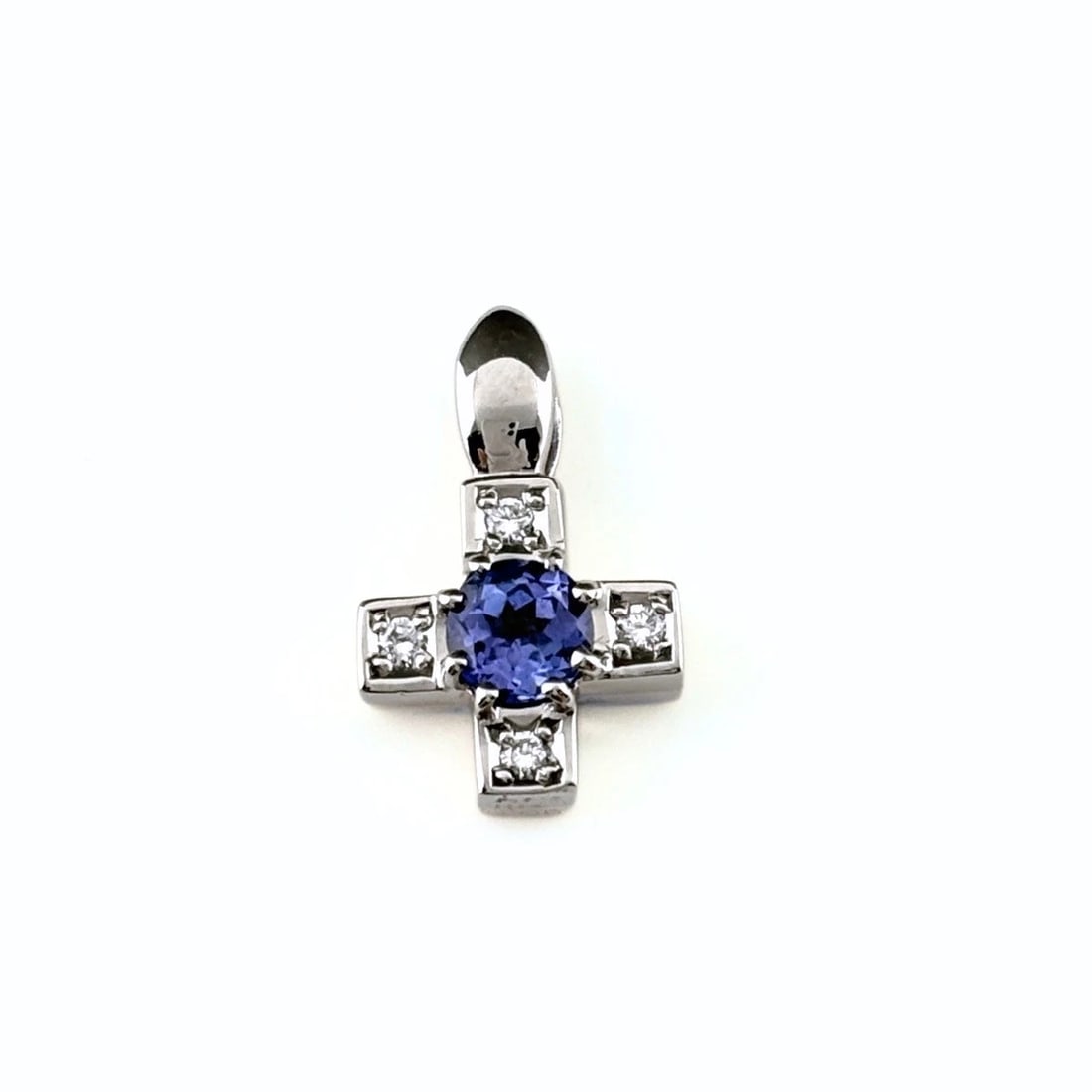 TANZANITE PENDANT HEAD: Tanzanite Pendant Head Brand: Unbranded Type/Style: Pendant Head Material: Pt900 18K YG, Main Stone Tanzanite Color: PT YG Size: Total length of the pendant head including a bail 15.3?9.7mm(0.6")