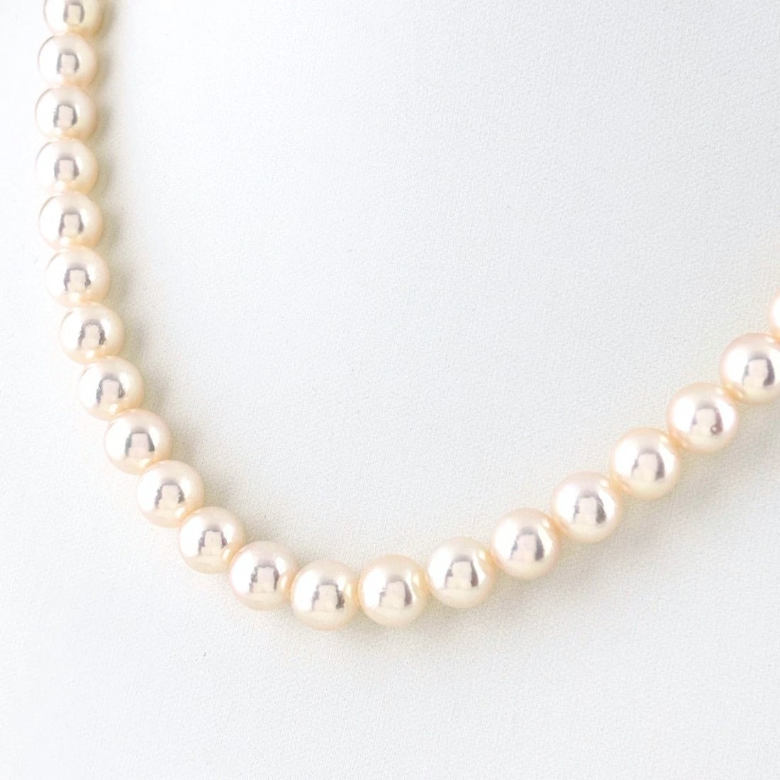 TASAKI PEARL NECKLACE: TASAKI Pearl Necklace Brand: TASAKI Type/Style: Necklace Material: SV, Main Stone Pearl Color: Silver Size: Chain / code 42.5cm(16.7") Accessories: None Accessories Notice: When purchasing