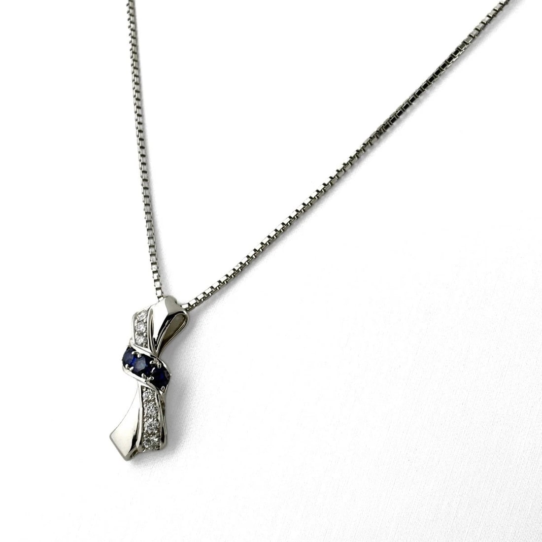 POLA SAPPHIRE NECKLACE: POLA Sapphire necklace Brand: POLA Type/Style: Necklace Material: Pt900, Main Stone sapphire Color: PT Size: Chain / code 43cm(16.9") Pendant size 26.8?10.0mm(1.1") Accessories: None Accessories