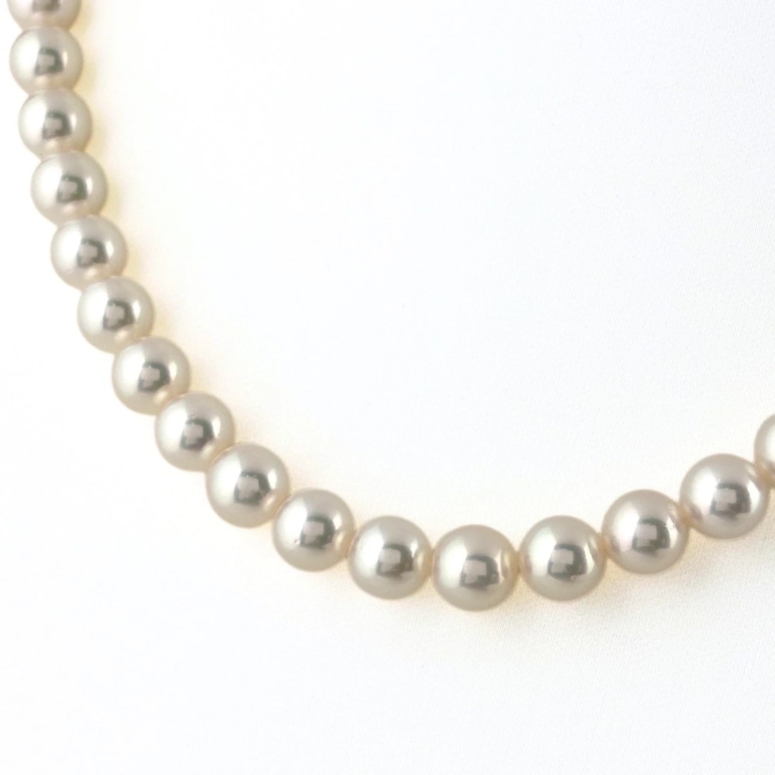 POLA PEARL NECKLACE: POLA Pearl Necklace Brand: POLA Type/Style: Necklace Material: 18K YG, Main Stone Pearl Color: YG Size: Chain / code 44cm(17.3") Accessories: None Accessories Notice: When purchasing pre-owned goods,