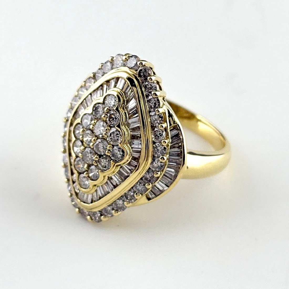 MELEE DIAMOND DESIGN RING: melee diamond design ring Brand: Unbranded Type/Style: Ring Material: 18K YG, Color: YG Size: US 6 to 6.5 Accessories: None Accessories Notice: When purchasing pre-owned goods, please refe