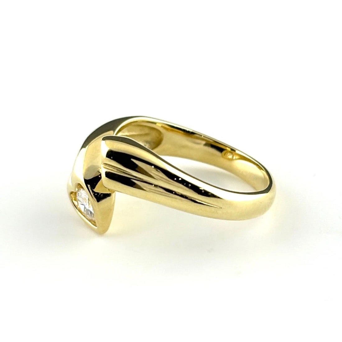 HEART MOTIF DESIGN RING: heart motif design ring Brand: Unbranded Type/Style: Ring Material: 18K YG, Color: YG Size: US 6 Accessories: None Accessories Notice: When purchasing pre-owned goods, please refer to the photos of