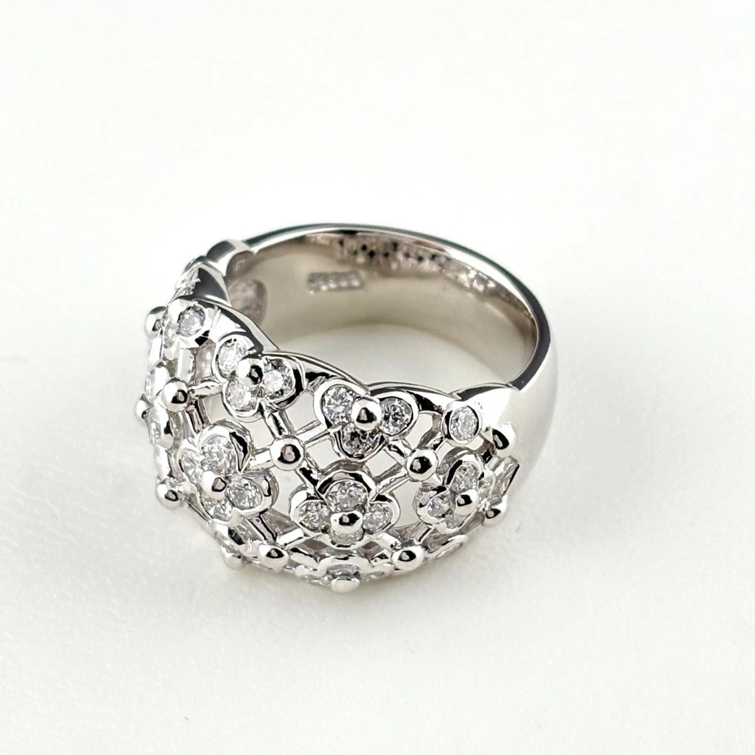 FLOWER MOTIF DESIGN RING PLATINUM: flower motif design ring Platinum Brand: Unbranded Type/Style: Ring Material: Pt900, Color: PT Size: US 7 to 7.5 Accessories: None Accessories Notice: When purchasing pre-owned goods, please refer to