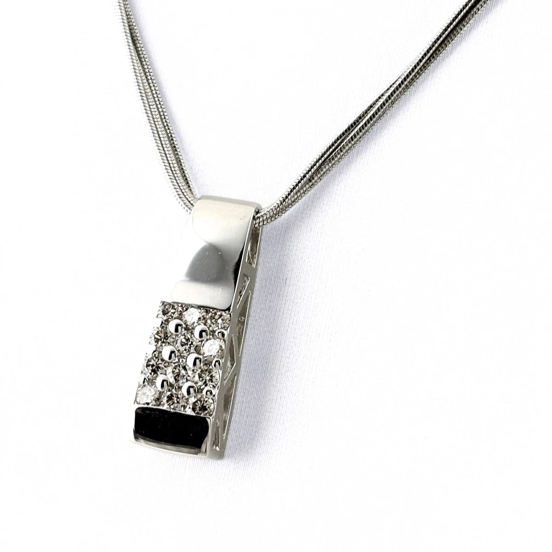 MELEE DIAMOND DESIGN NECKLACE: melee diamond design necklace Brand: Unbranded Type/Style: Necklace Material: 18K WG, Color: WG Size: Chain / code 40cm(15.7") Pendant size 22.1?7.2mm(0.9") Accessories: None Accessories Notice: When