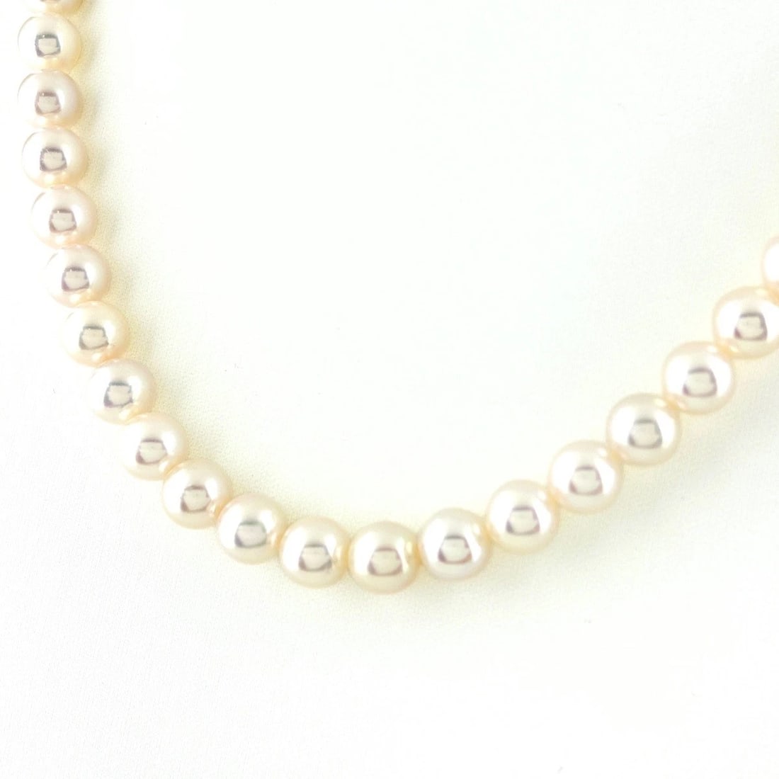 PEARL DESIGN SILVER PEARL NECKLACE: Pearl design Silver Pearl Necklace Brand: Unbranded Type/Style: Necklace Material: SV, Main Stone Pearl Color: Silver Size: Chain / code 43cm(16.9") Accessories: None Accessories Notice: When