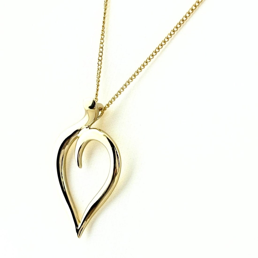 TIFFANY&CO. LEAF NECKLACE: TIFFANY&Co. Leaf Necklace Brand: TIFFANY&Co. Type/Style: Necklace Material: 18K YG, Color: YG Size: Chain / code 46cm(18.1") Pendant size 26.7?16.0mm(1.1") Accessories: None Accessories Notice: When