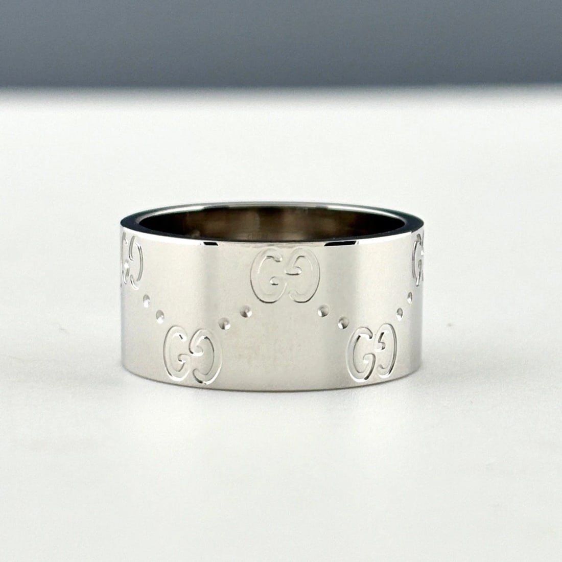 GUCCI ICON WIDE RING: GUCCI Icon Wide Ring Brand: GUCCI Type/Style: Ring Material: 750, Color: None Size: US 6 Accessories: None Accessories Notice: When purchasing pre-owned goods, please refer to the photos of the items