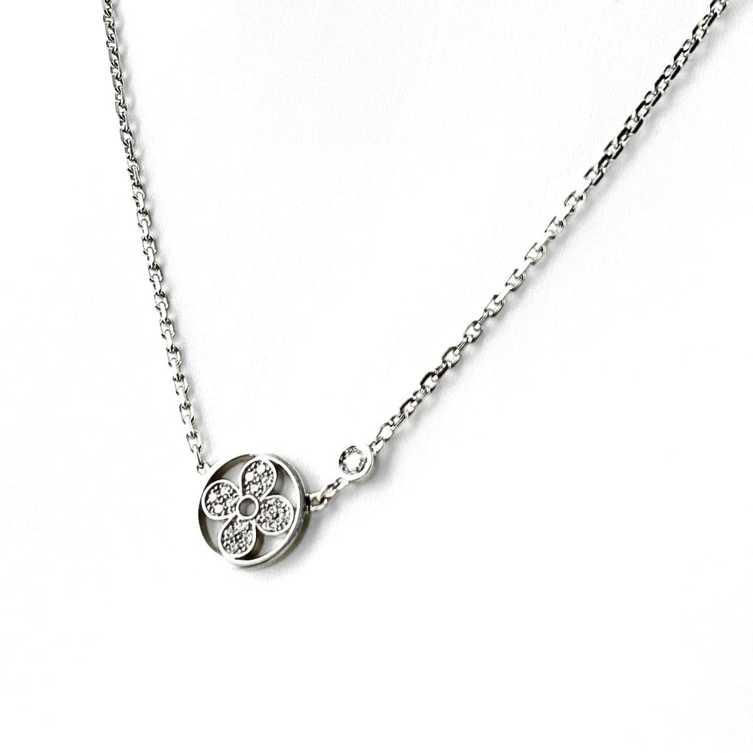 LOUIS VUITTON IDYLLE BLOSSOM NECKLACE: Louis Vuitton Idylle Blossom Necklace Brand: Louis Vuitton Type/Style: Necklace Material: 750, Color: None Size: Chain / code 41cm(16.1") Pendant size 9.9?9.7mm(0.4") Accessories: None Accessories