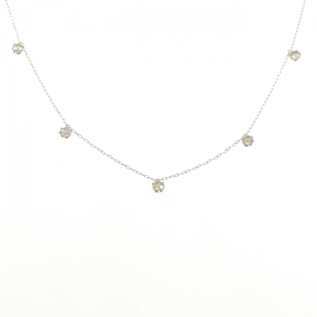 PT900/PT850 DIAMOND NECKLACE: PT900/PT850 Diamond Necklace Brand: Unbranded Type/Style: Diamond Necklace Material: Platinum900/Platinum850, Main Stone Natural Color: SILVER Size: Length44cm Actual Size Motif maximum width