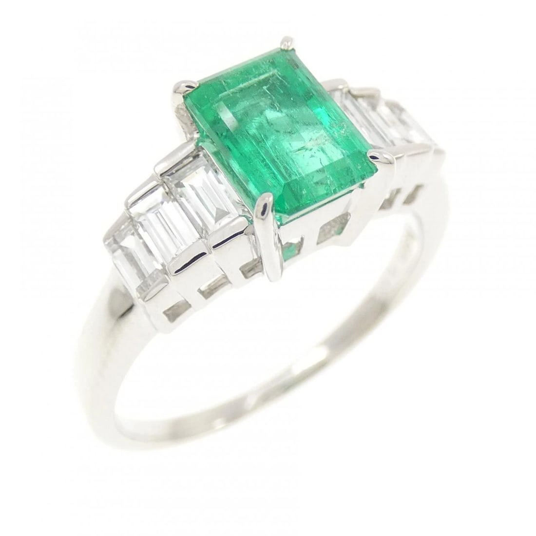 PT900 EMERALD RING: PT900 Emerald Ring Brand: Unbranded Type/Style: Emerald Ring Material: Platinum900, Main Stone Emerald Color: SILVER Size: US6 1/4 Accessories: None Accessories Notice: When purchasing pre-owned