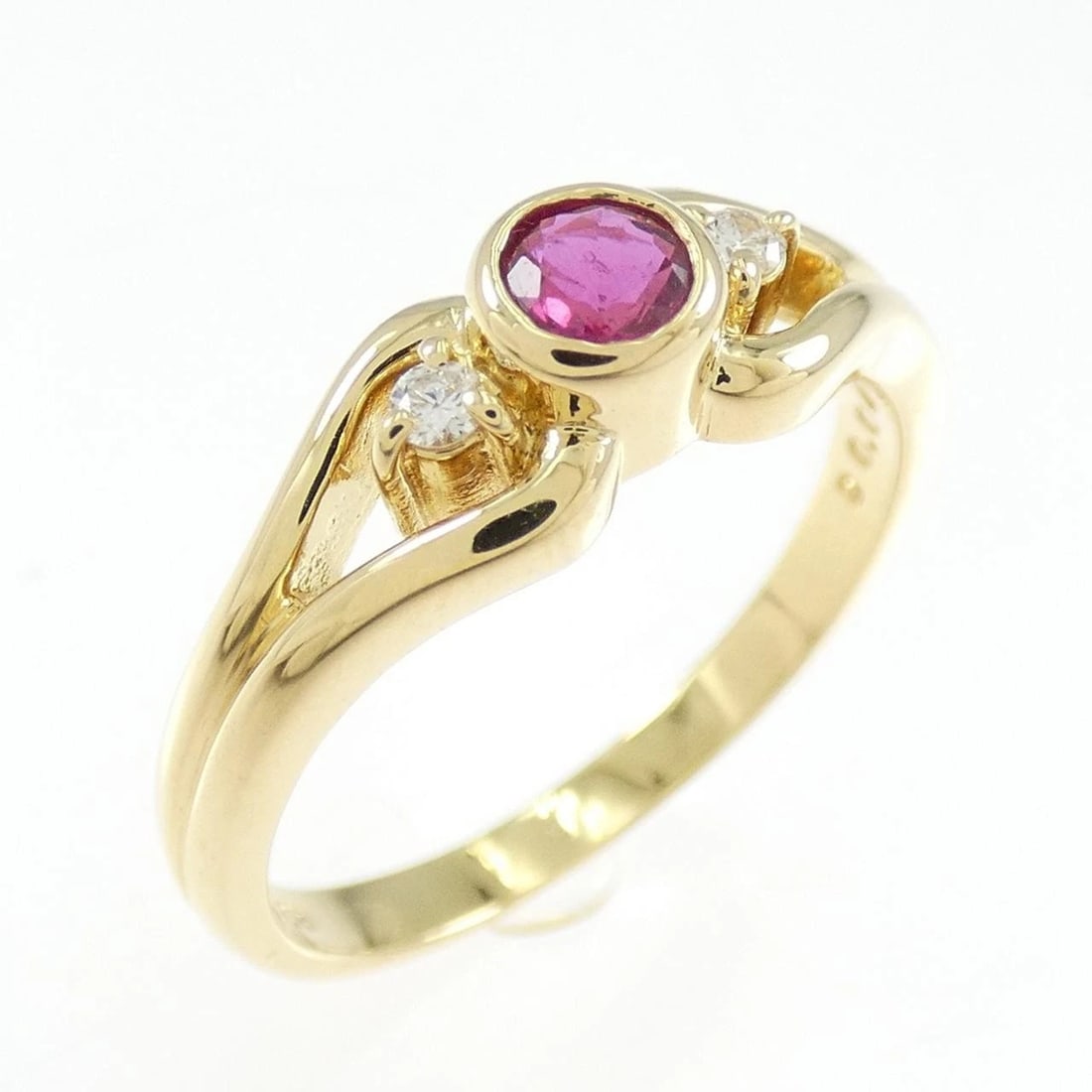 MIKIMOTO RUBY RING: Mikimoto Ruby Ring Brand: MIKIMOTO Type/Style: Mikimoto Ring Material: K18 yellow gold, Color: YELLOW GOLD Size: Length16.5cm Actual Size Max width approx: 16.5mm Accessories: None Accessories