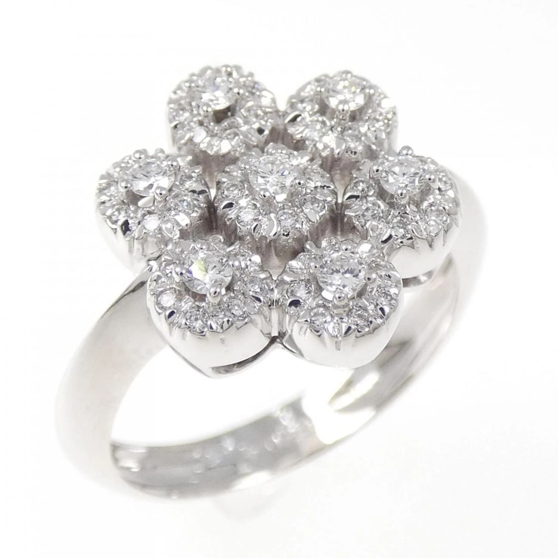 PONTE VECCHIO FLOWER DIAMOND RING: Ponte Vecchio Flower Diamond Ring Brand: Ponte Vecchio Type/Style: Ponte Vecchio Ring Material: 750 white gold, Main Stone Natural Color: WHITE GOLD Size: US6 1/2 Accessories: None Accessories