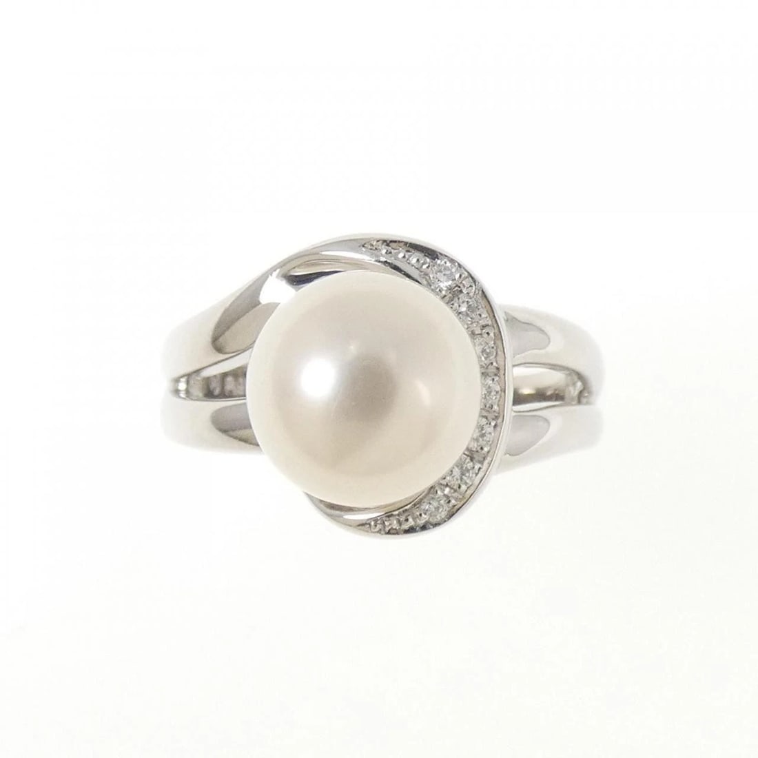 TASAKI AKOYA PEARL RING: Tasaki Akoya Pearl Ring Brand: TASAKI Type/Style: Tasaki Ring Material: Platinum900, Main Stone Akoya Pearl Color: SILVER Size: US6 Accessories: None Accessories Notice: When purchasing pre-owned