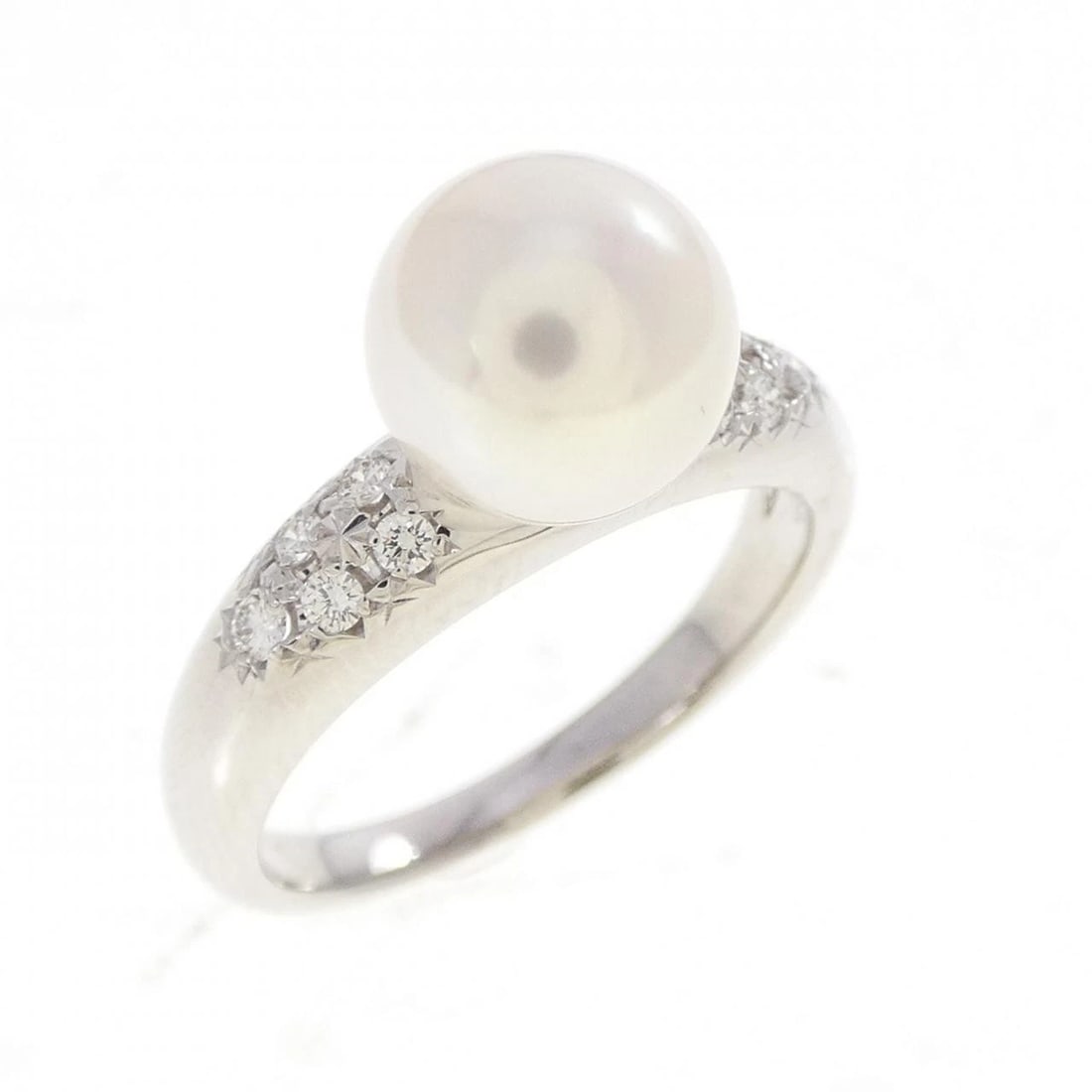 TASAKI AKOYA PEARL RING: TASAKI Akoya Pearl Ring Brand: TASAKI Type/Style: Tasaki Ring Material: Platinum900, Main Stone Akoya Pearl Color: SILVER Size: US4 3/4 Accessories: None Accessories Notice: When purchasing pre-owned