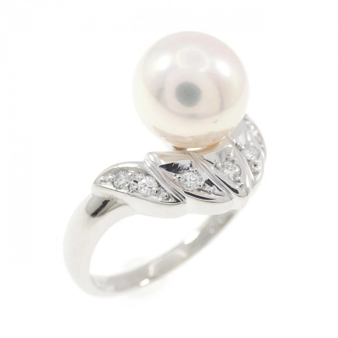 TASAKI AKOYA PEARL RING: TASAKI Akoya Pearl Ring Brand: TASAKI Type/Style: Tasaki Ring Material: Platinum900, Main Stone Akoya Pearl Color: Silver Size: US6 1/2 Accessories: None Accessories Notice: When purchasing pre-owned