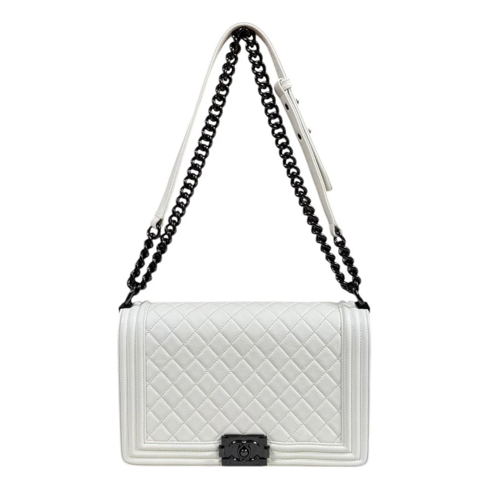 CHANEL SHOULDER BAG LEATHER CHAIN BOY CHANEL: CHANEL Shoulder Bag leather Chain Boy chanel Brand: CHANEL Type/Style: Shoulder Bag Material: Exterior Material leather Color: Exterior color white Size: W10.8 x H6.9 x D2.8inch Accessories: None
