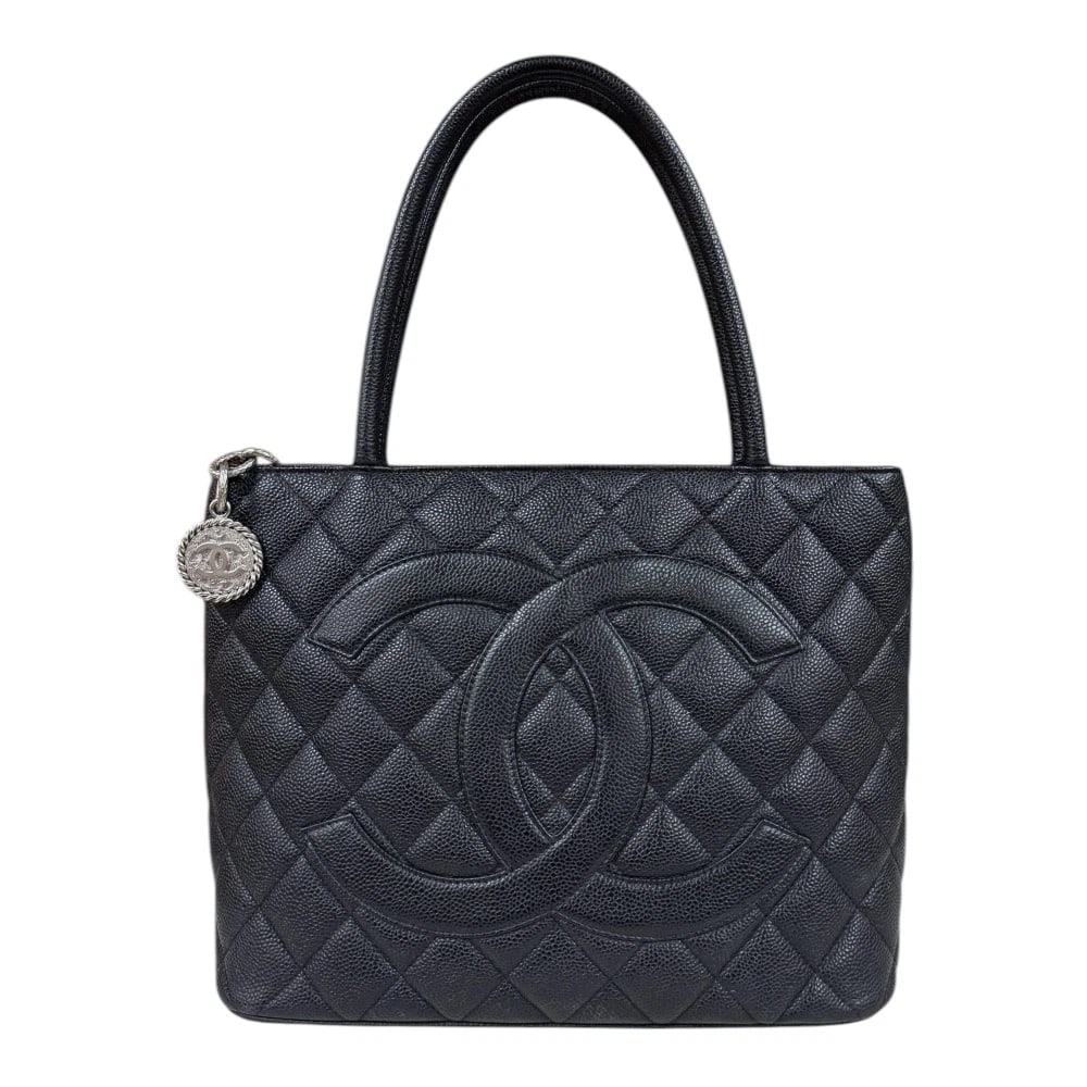 CHANEL TOTE BAG CAVIARSKIN STANDARD: CHANEL Tote Bag Caviarskin Standard Brand: CHANEL Type/Style: Tote Bag Material: Exterior Material Caviarskin Color: Exterior color black Size: W12.2 x H9.4 x D5.9inch Accessories: None Accessories