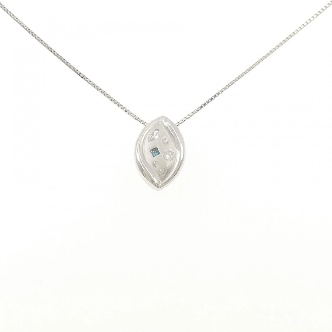 PT900/PT850 DIAMOND NECKLACE: PT900/PT850 Diamond Necklace Brand: Unbranded Type/Style: Diamond Necklace Material: PT900/PT850, Color: PT Size: Size Length 45cm Accessories: None Accessories Notice: When purchasing pre-owned