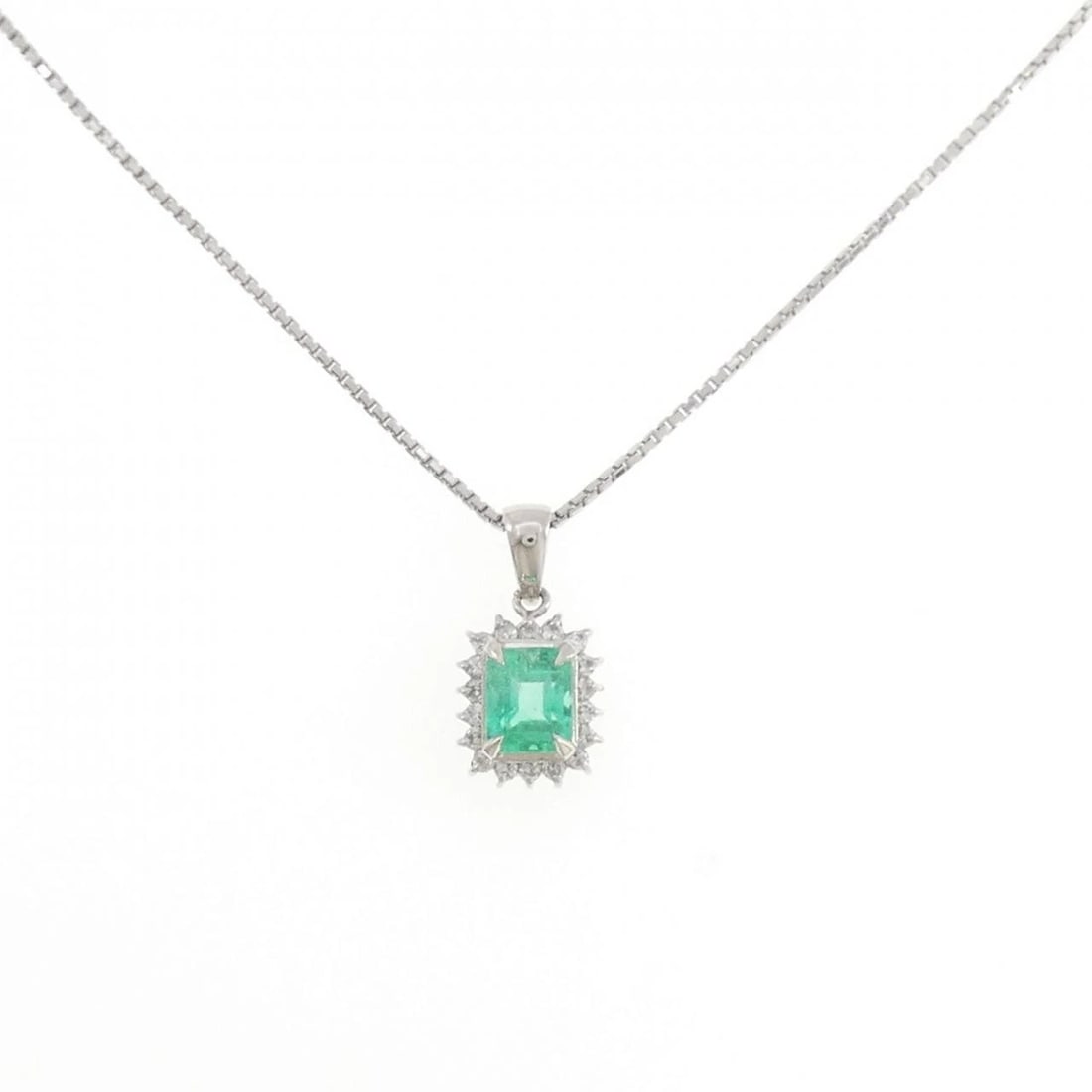 PT900/PT850 EMERALD NECKLACE: PT900/PT850 Emerald Necklace Brand: Unbranded Type/Style: Emerald Necklace Material: PT900/PT850, Main Stone Emerald Color: PT Size: Size Length 40cm Accessories: None Accessories Notice: When