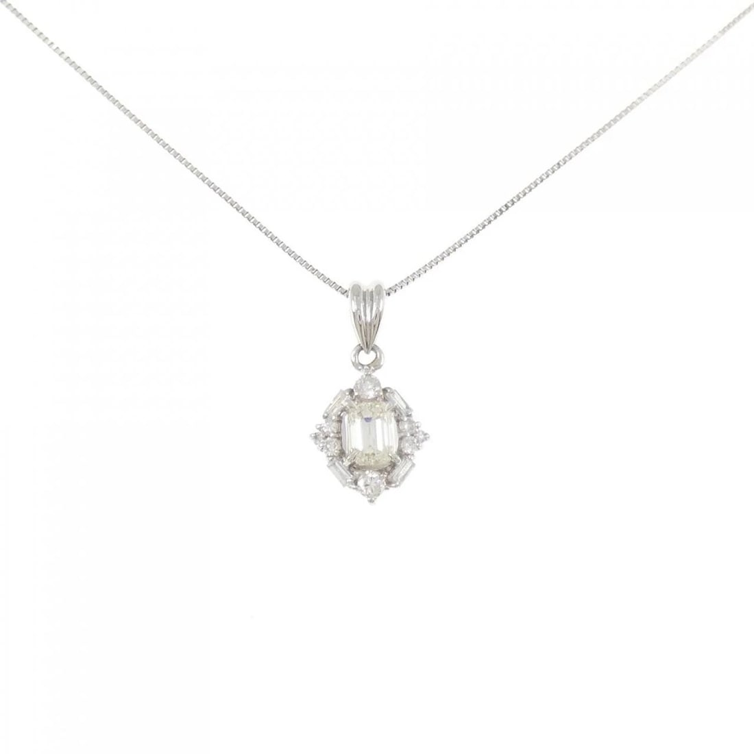 PT900/PT850 DIAMOND NECKLACE: PT900/PT850 Diamond Necklace Brand: Unbranded Type/Style: Diamond Necklace Material: PT900/PT850, Color: PT Size: Size Length 45cm Accessories: None Accessories Notice: When purchasing pre-owned