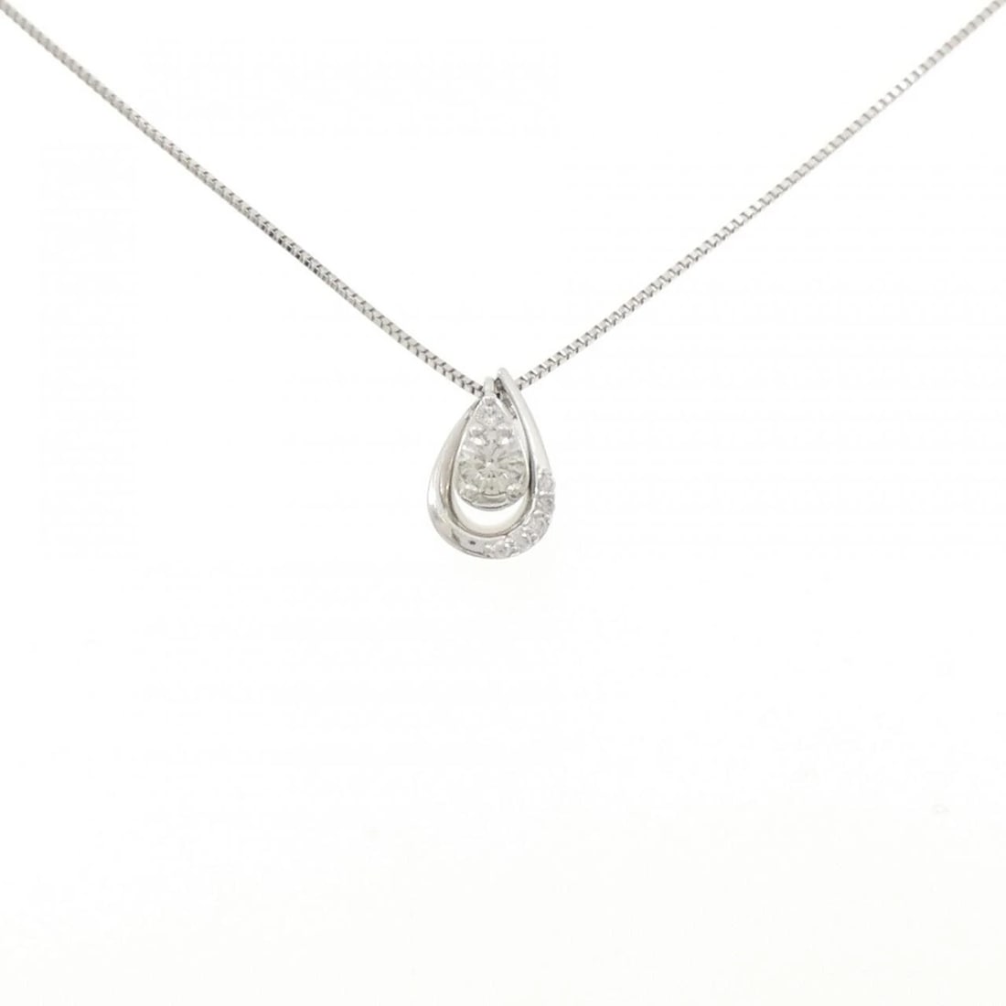 PT900/PT850 2-WAY DIAMOND NECKLACE: PT900/PT850 2-Way Diamond Necklace Brand: Unbranded Type/Style: Diamond Necklace Material: PT900/PT850, Color: PT Size: Size Length 46cm Accessories: None Accessories Notice: When purchasing