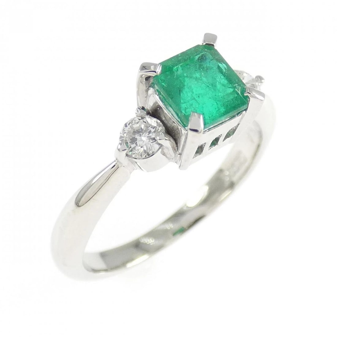 PM900 EMERALD RING: PM900 Emerald Ring Brand: Unbranded Type/Style: Emerald Ring Material: Platinum900, Main Stone Emerald Color: Does Not Apply Size: US4 1/4 Accessories: None Accessories Notice: When purchasing