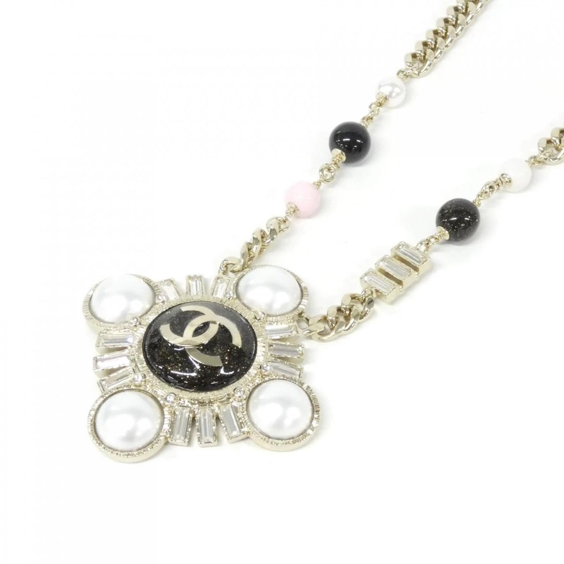 CHANEL NECKLACE: Chanel Necklace Brand: CHANEL Type/Style: Chanel Necklace Material: Fake pearl, Color: WHITE+BLACK+CRYSTAL+PINK / GOLD (Gold) Metal Size: Length: 41-47 cm Motif width x height: 5 cm x 5 cm