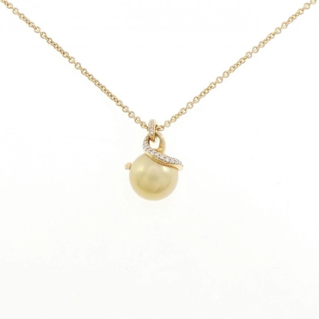 MIKIMOTO WHITE BUTTERFLY PEARL NECKLACE: Mikimoto White Butterfly Pearl Necklace Brand: MIKIMOTO Type/Style: Mikimoto Necklace Material: 750 yellow gold, Main Stone White Butterfly Pearl Color: Yellow Gold Size: length41?46cmActual Size