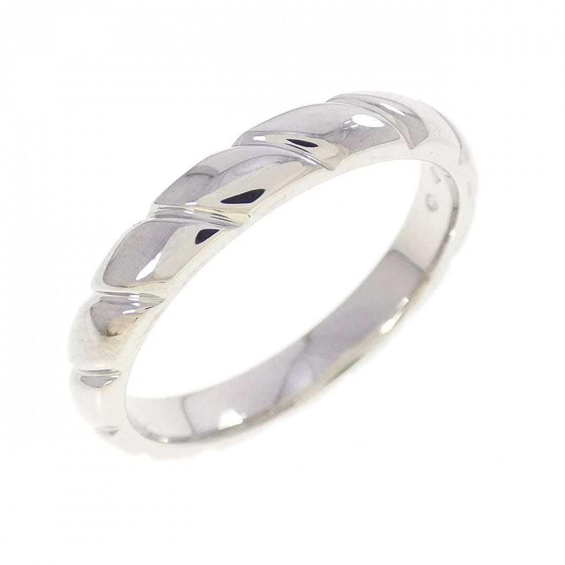 CHAUMET TORSADE CLASSIC MODEL RING: Chaumet Torsade Classic Model Ring Brand: Chaumet Type/Style: Chaumet Ring Material: Platinum950, Color: Silver Size: US8 3/4 Accessories: None Accessories Notice: When purchasing pre-owned goods,