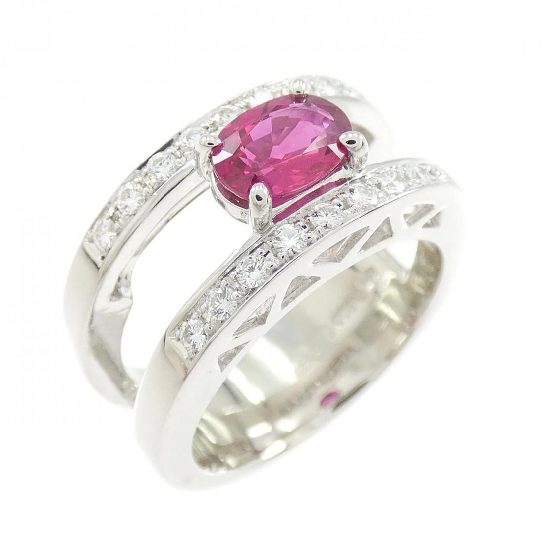 TASAKI RUBY RING: TASAKI Ruby Ring Brand: TASAKI Type/Style: Tasaki Ring Material: Platinum900, Main Stone Ruby Color: Silver Size: US6 1/4 Accessories: None Accessories Notice: When purchasing pre-owned goods, please