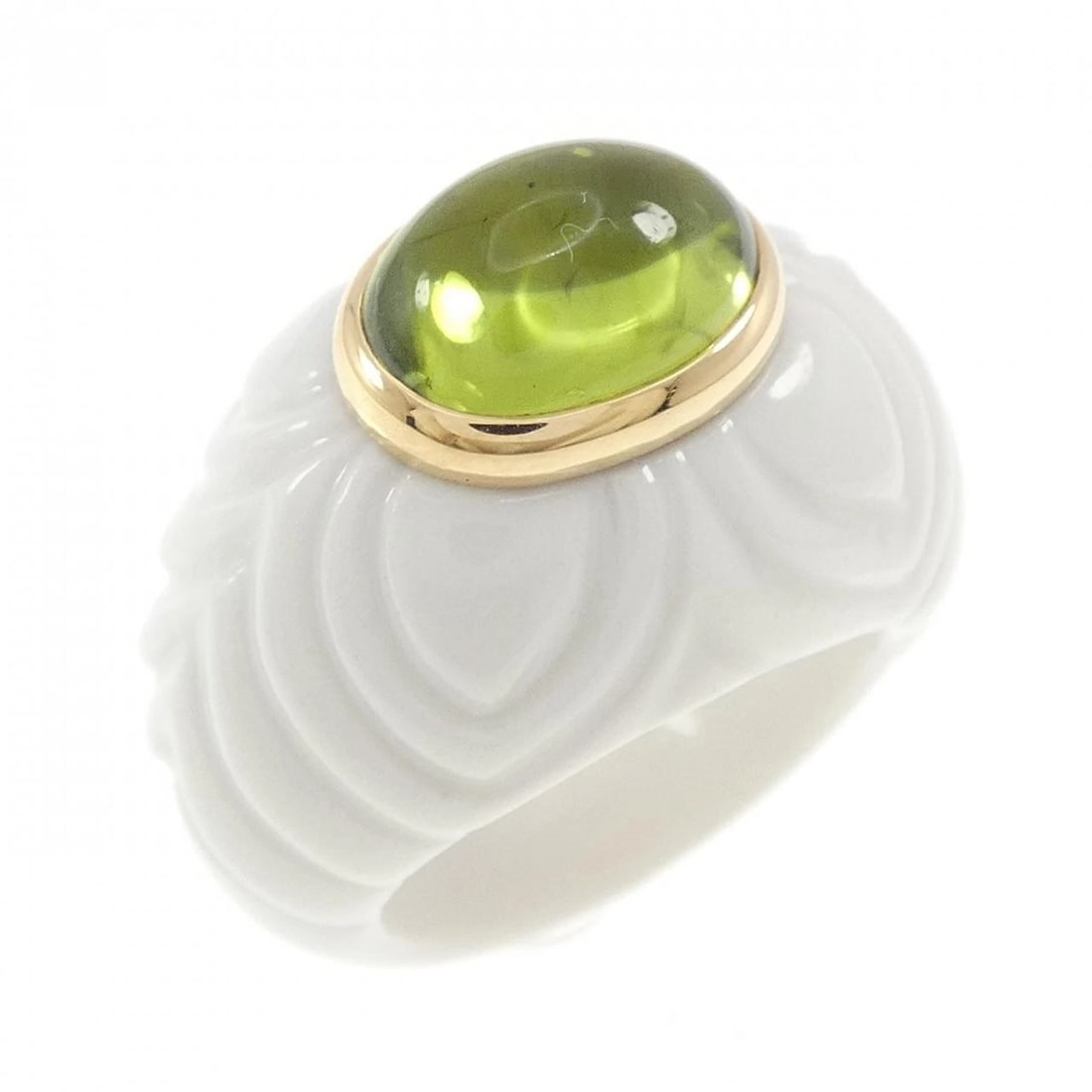 BVLGARI CHANDRA RING: Bvlgari Chandra Ring Brand: BVLGARI Type/Style: Bulgari Ring Material: 750 yellow gold/ceramic, Main Stone Peridot Color: yellow gold/ceramic Size: US5 1/2 Accessories: None Accessories Notice: When