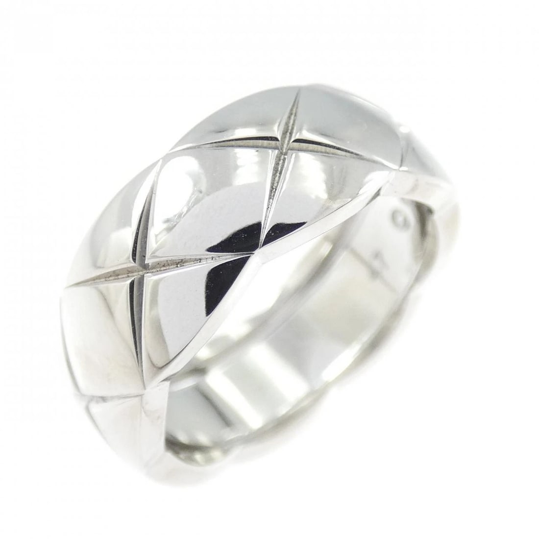 CHANEL COCO CRUSH RING: Chanel Coco Crush Ring Brand: CHANEL Type/Style: Chanel Ring Material: 750 white gold, Color: white gold Size: US4(47) Accessories: None Accessories Notice: When purchasing pre-owned goods, please