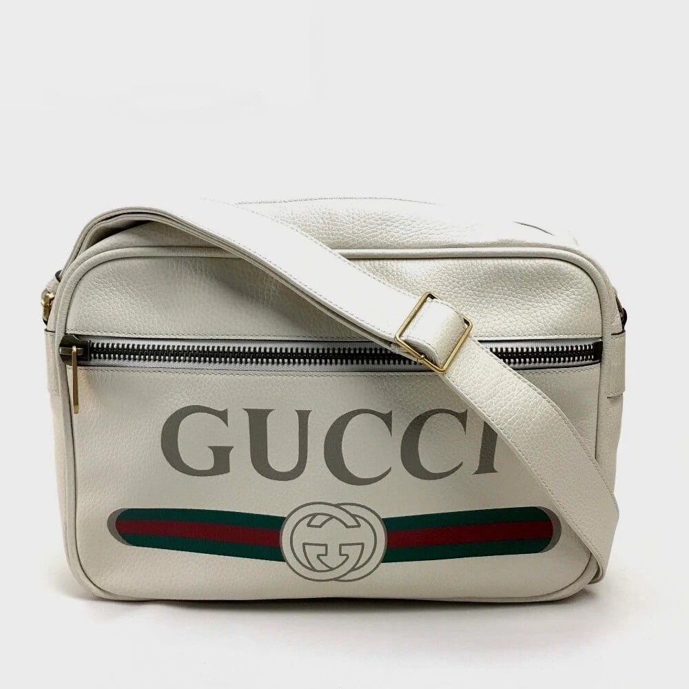 GUCCI LOGO PRINT MESSENGER BAG SHOULDER BAG: GUCCI Logo print Messenger bag Shoulder Bag Brand: GUCCI Type/Style: Shoulder Bag Material: Leather Color: White Size: W13.0xH9.1xD3.5inch / W33cmxH23cmxD9cm Accessories: None Accessories Notice: