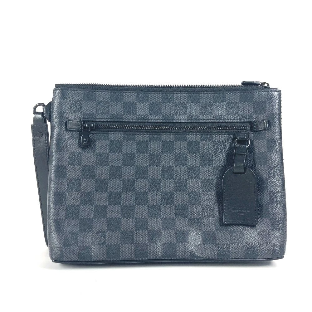 LOUIS VUITTON DAMIER GRAPHITE TAKEOFF-POUCH BAG: LOUIS VUITTON Damier Graphite Takeoff-Pouch Bag Brand: LOUIS VUITTON Type/Style: Clutch bag Material: Damier Graphite Canvas Color: Black Size: W11.8xH8.7xD2.0inch / W30cmxH22cmxD5cm Accessories: