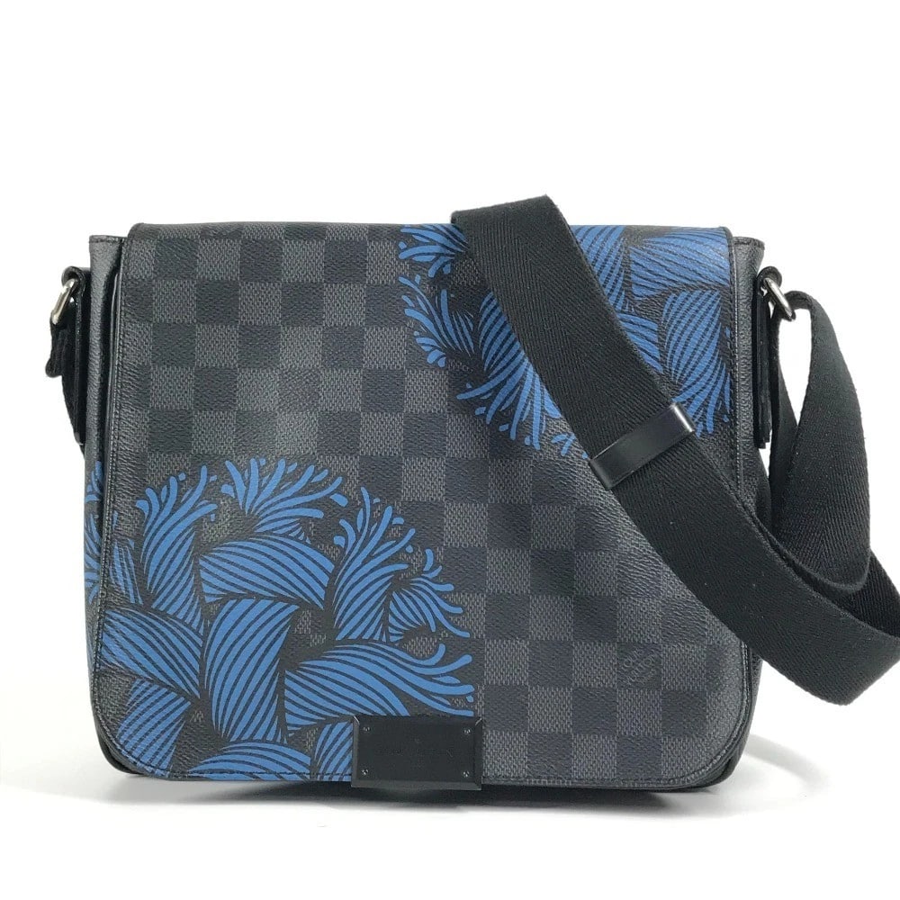 LOUIS VUITTON DAMIERGRAPHITE DISTRICT SHOULDER BAG: LOUIS VUITTON DamierGraphite District Shoulder Bag Brand: LOUIS VUITTON Type/Style: Shoulder Bag Material: Damier Graphite Canvas Color: Black/Blue Size: W9.1xH8.5xD2.4inch / W23cmxH21.5cmxD6cm Ac