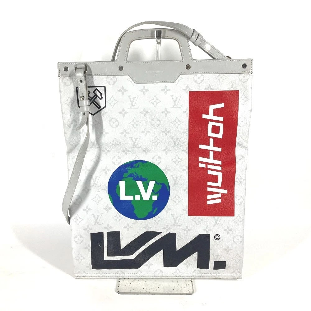 LOUIS VUITTON MONOGRAMWHITE FLAT VERTICAL TOTE 2WAY SHOULDER BAG: LOUIS VUITTON MonogramWhite Flat Vertical Tote 2WAY Shoulder Bag Brand: LOUIS VUITTON Type/Style: Tote Bag Material: MonogramCanvas Color: White Size: W13.4xH17.3inch / W34cmxH44cm Accessories: No