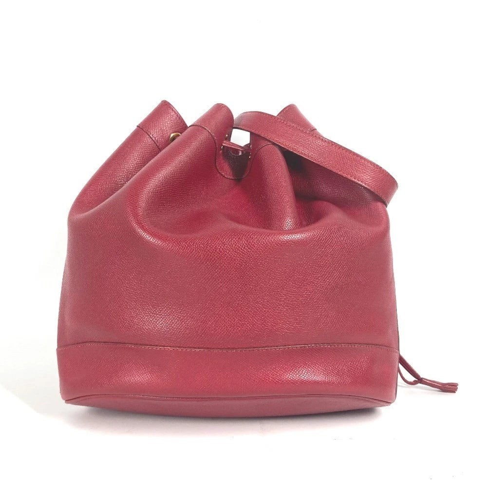HERMES CROSSBODY MARKET GM BAG DRAWSTRING SHOULDER BAG: HERMES Crossbody Market GM bag drawstring Shoulder Bag Brand: HERMES Type/Style: Shoulder Bag Material: Courchevel Color: Red / GoldHardware Size: W10.6xH10.2xD5.3inch / W27cmxH26cmxD13.5cm Access