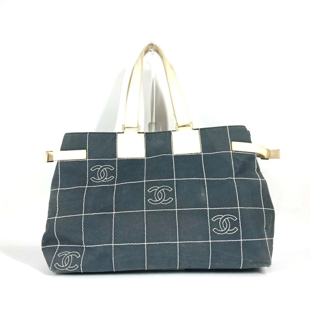 CHANEL CC CC MARK CHOCOLATE BAR SHOULDER BAG, HORIZONTAL TOTE BAG: CHANEL CC CC Mark chocolate bar Shoulder Bag, horizontal Tote Bag Brand: CHANEL Type/Style: Tote Bag Material: Canvas Color: gray / White Size: W17.3xH12.0xD7.5inch / W44cmxH30.5cmxD19cm Accessori