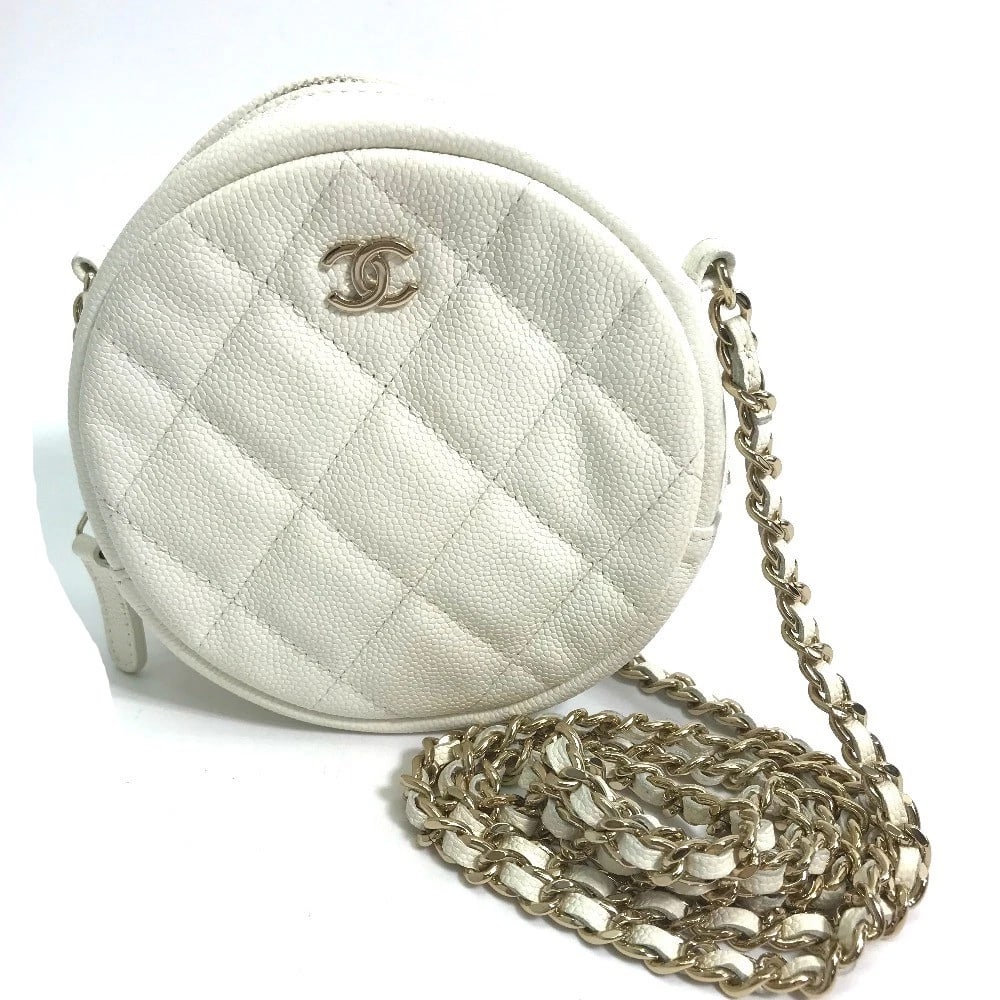 CHANEL CC MARK POCHETTE MATELASSE QUILTED ROUND CHAIN BAG: CHANEL CC Mark Pochette Matelasse Quilted Round Chain Bag Brand: CHANEL Type/Style: Shoulder Bag Material: Caviar Leather Color: WhitexGold Size: W4.3xH4.3xD1.6inch / W11cmxH11cmxD4cm Shoulder longest