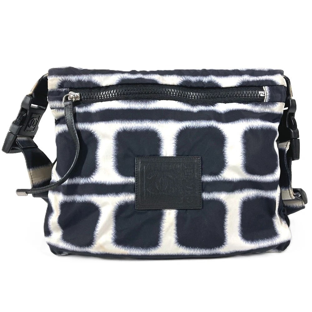 CHANEL SPORTS CC CC MARK LOGO BICOLOR BAG CROSSBODY: CHANEL Sports CC CC Mark logo Bicolor Bag Crossbody Brand: CHANEL Type/Style: Shoulder Bag Material: Nylon Color: BlackxWhite Size: W11.4xH8.9inch / W29cmxH22.5cm Accessories: None Accesso