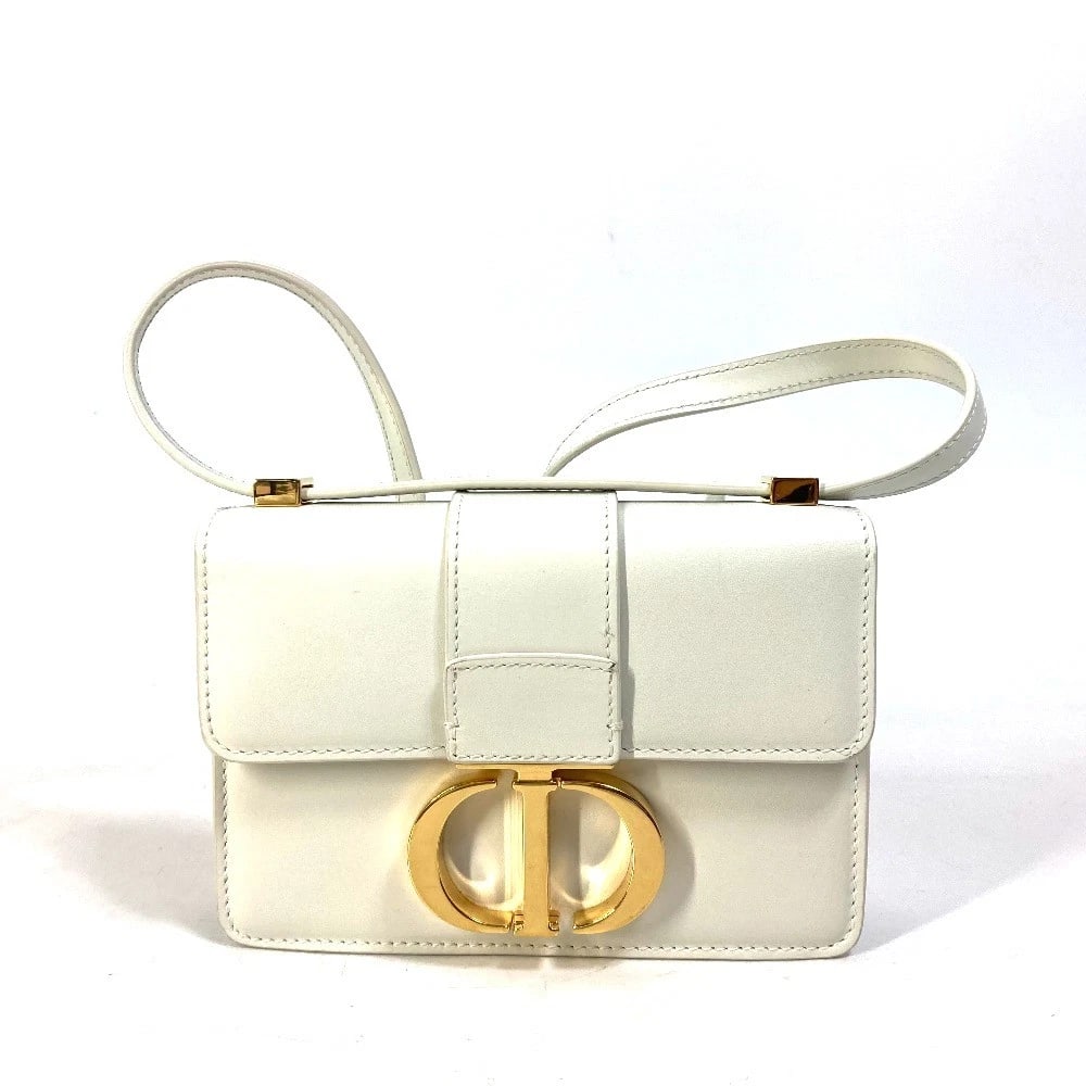 CHRISTIAN DIOR CDHARDWARE MONTAIGNE30 POCHETTE SHOULDER BAG: Christian Dior CDHardware Montaigne30 Pochette Shoulder Bag Brand: Christian Dior Type/Style: Shoulder Bag Material: Leather Color: whitexgold Size: W5.7xH3.9xD1.4inch / W14.5cmxH10cmxD3.5cm