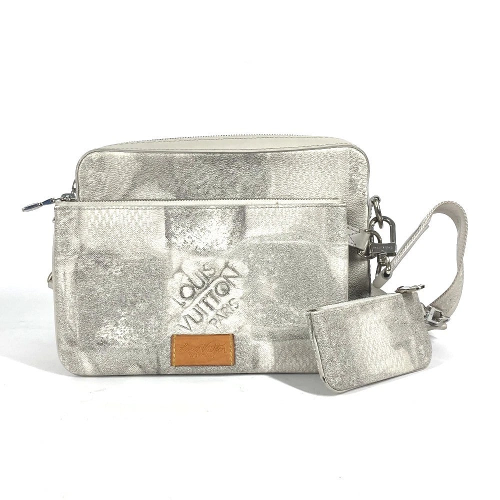LOUIS VUITTON DAMIER SALT TRIO MESSENGER BAG: LOUIS VUITTON Damier Salt Trio Messenger Bag Brand: LOUIS VUITTON Type/Style: Shoulder Bag Material: Canvas / Damiar salt Canvas Color: Gray Size: W9.6xH6.9xD1.8inch / W24.5cmxH17.5cmxD4.5cm Acces