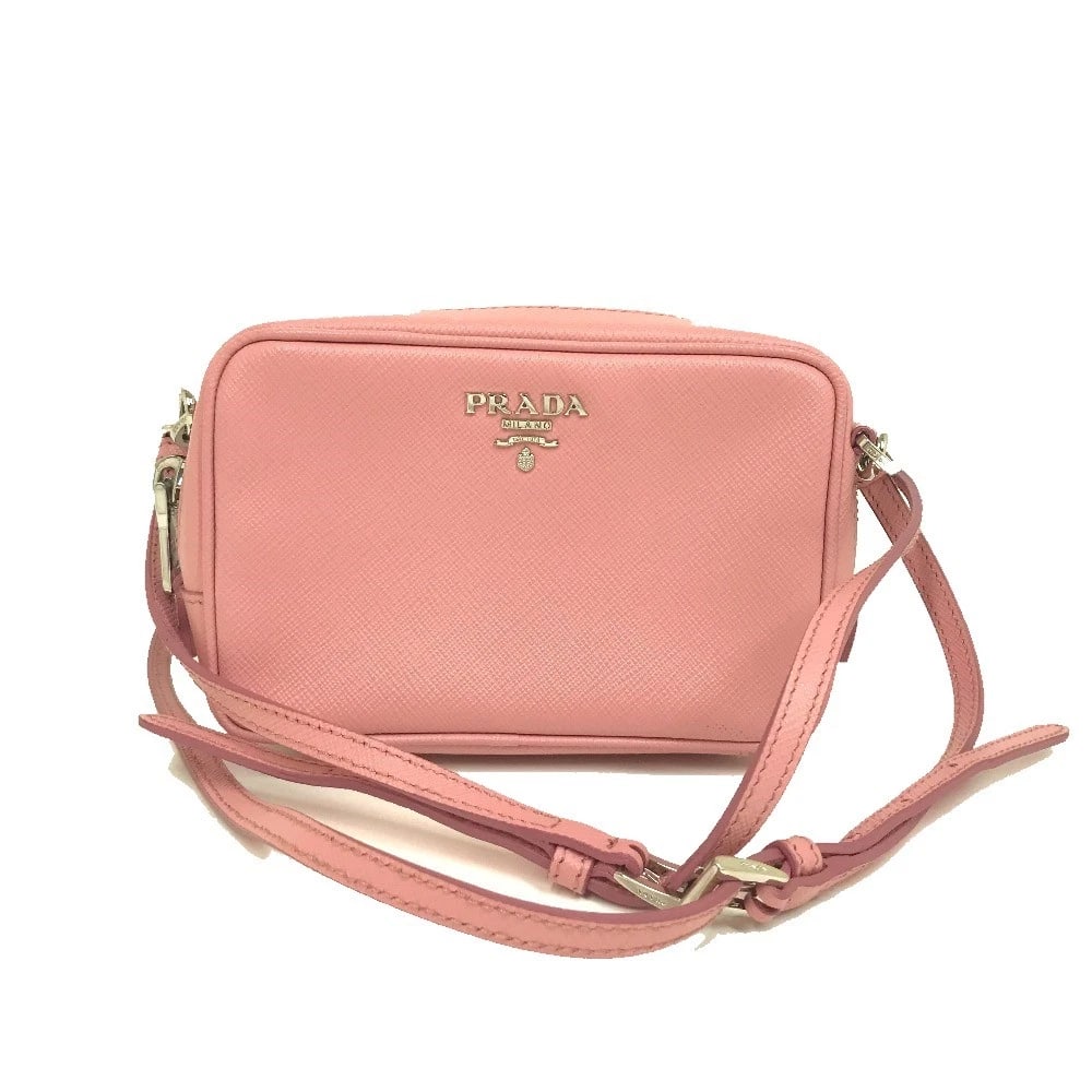 PRADA LOGO SHOULDER POUCH CLUCH BAG SHOULDER BAG: PRADA logo Shoulder pouch Cluch Bag Shoulder Bag Brand: PRADA Type/Style: Shoulder Bag Material: Safiano leather Color: PETALO 1 / pink Size: W5.5xH3.5xD1.6inch / W14cmxH9cmxD4cm Accessories: None