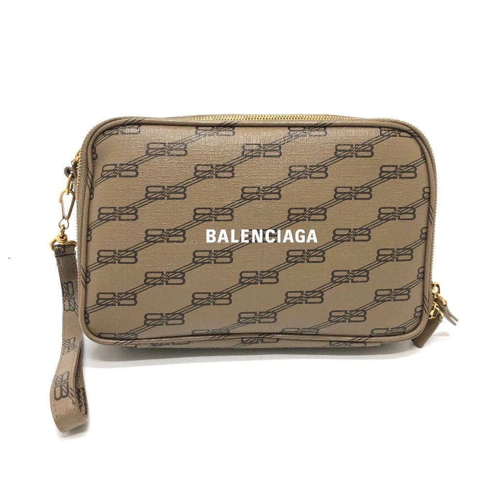 BALENCIAGA LOGO EVERY DAY POCHETTE BAG CLUTCH BAG: BALENCIAGA logo Every day Pochette bag Clutch bag Brand: BALENCIAGA Type/Style: Clutch bag Material: Leather Color: Brown x Gold Hardware Size: W9.4xH6.1xD2.6inch / W24cmxH15.5cmxD6.5cm Accessorie