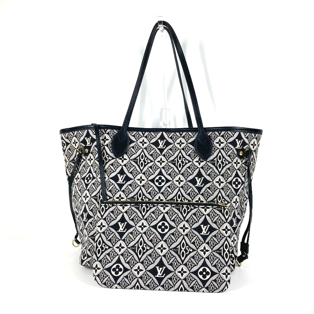 LOUIS VUITTON MONOGRAM NEVERFULL MM TOTE BAG: LOUIS VUITTON Monogram Neverfull MM Tote Bag Brand: LOUIS VUITTON Type/Style: Shoulder Bag Material: Jacquard / Leather Color: Black / White Size: W12.4xH11.2xD5.9inch / W31.5cmxH28.5cmxD15cm Acce