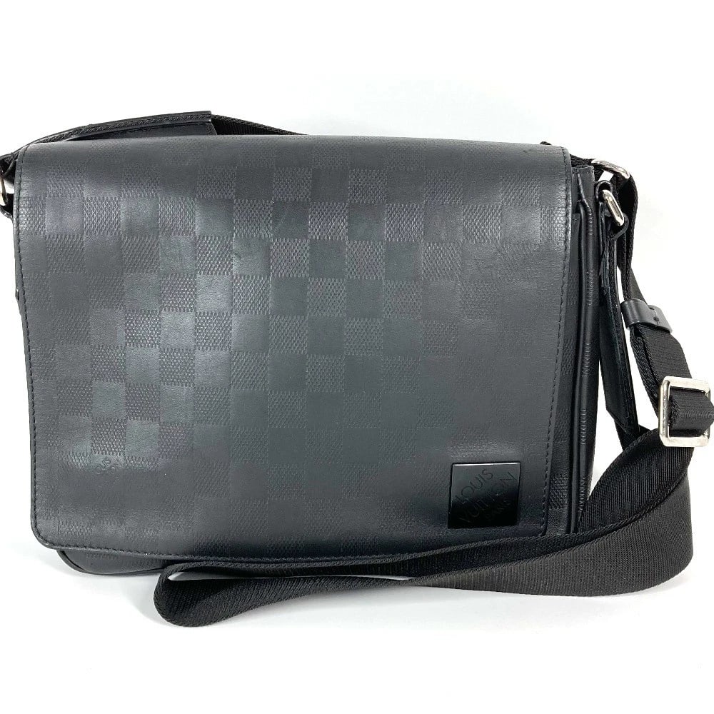 LOUIS VUITTON DAMIER INFINI DISTRICT PM NV3 MESSENGER BAG: LOUIS VUITTON Damier Infini District PM NV3 Messenger Bag Brand: LOUIS VUITTON Type/Style: Shoulder Bag Material: Damier InfiniLeather Color: Noir / Black Size: W10.2xH7.9xD2.8inch / W26cmxH20cmxD7cm 