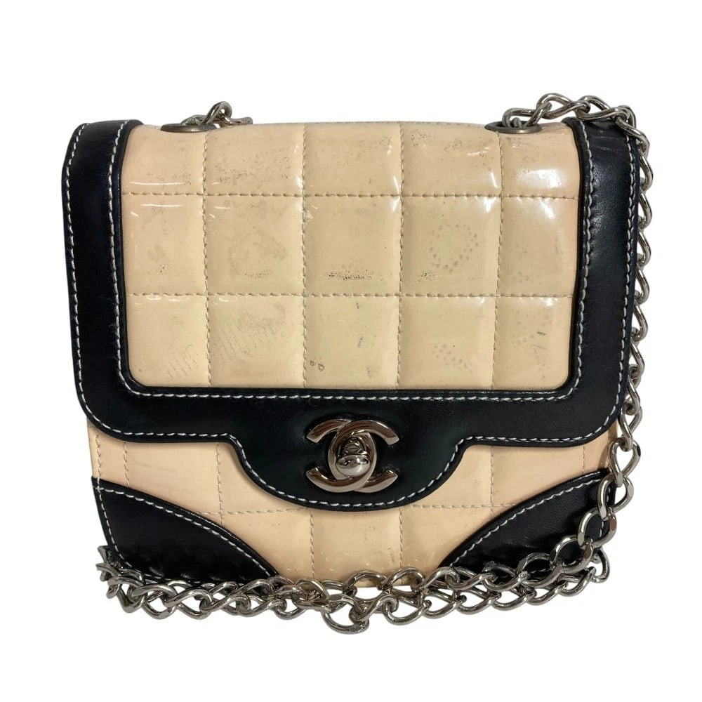 CHANEL CC CC MARK LOGO MINI MATELASSE SHOULDER BAG: CHANEL CC CC Mark logo Mini Matelasse shoulder Bag Brand: CHANEL Type/Style: Shoulder Bag Material: Patent leather Color: White/Black Size: W5.9xH5.1xD2.0inch / W15cmxH13cmxD5cm Accessories: None