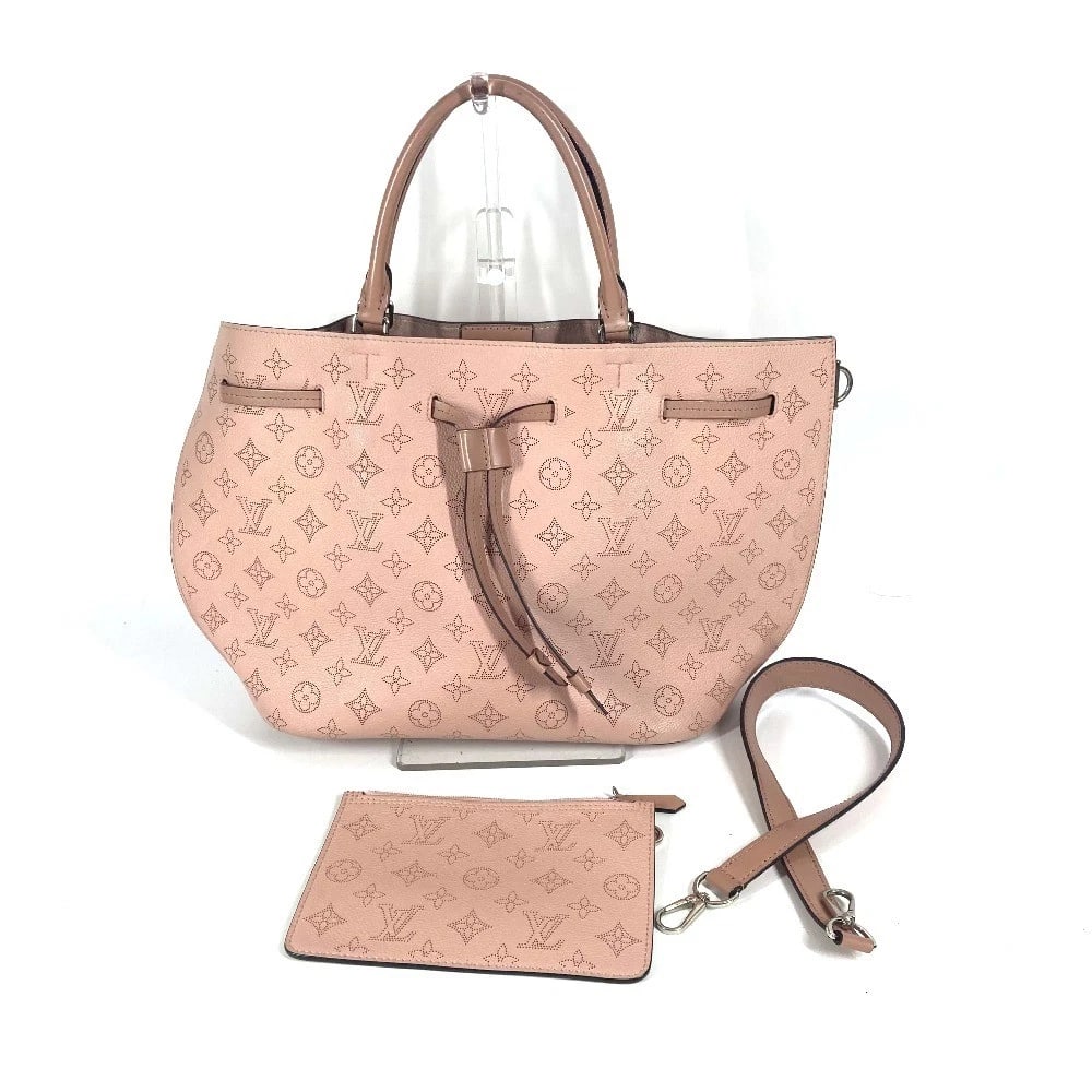 LOUIS VUITTON MONOGRAMMAHINA GIRORATTA BAG: LOUIS VUITTON MonogramMahina Giroratta Bag Brand: Louis Vuitton Type/Style: Shoulder Bag Material: Monogram Mahina Leather Color: Magnolia / pink Size: W11.6xH10.2xD4.7inch / W29.5cmxH26cmxD12cm A