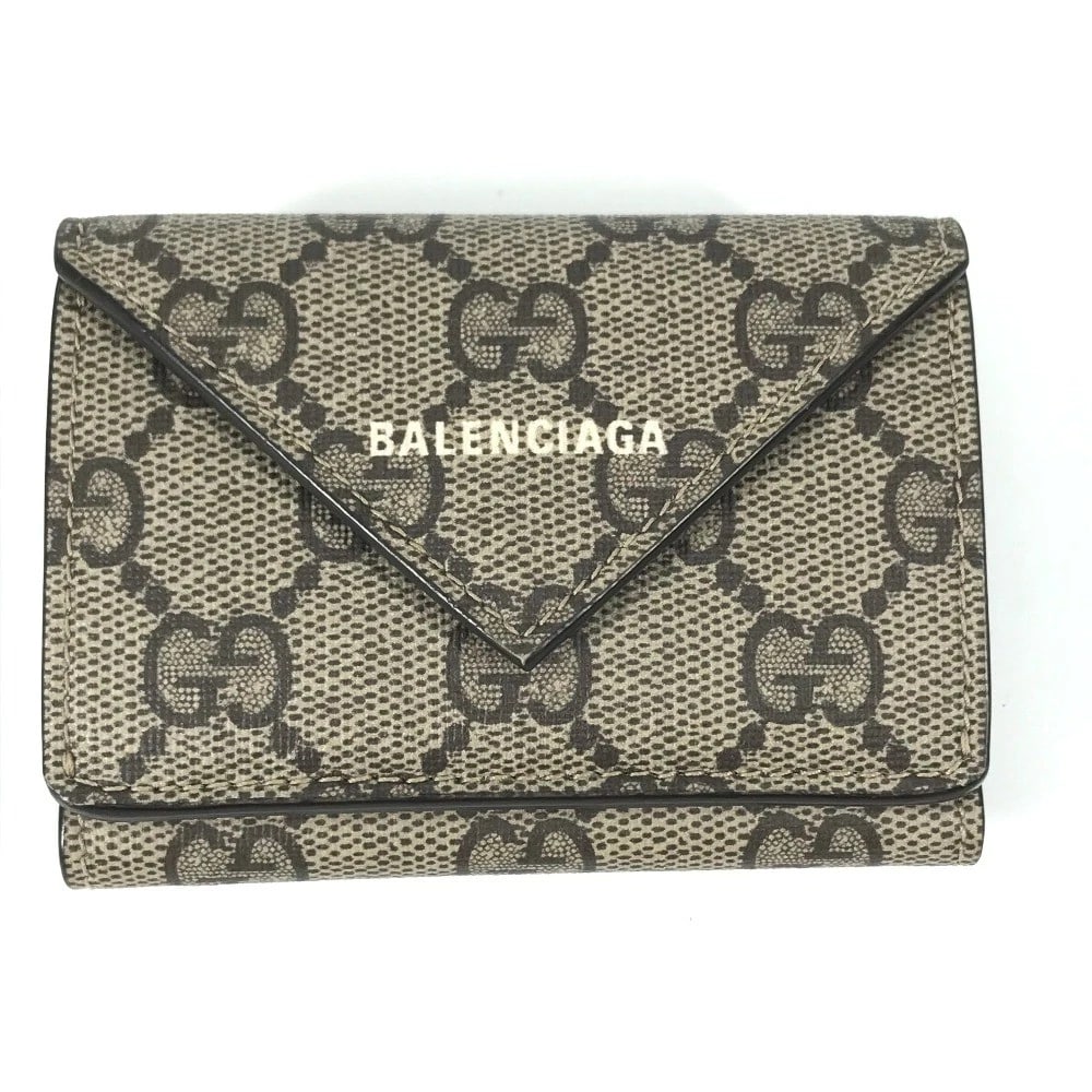GUCCI COLLABORATION PAPER MINI WALLET: GUCCI Collaboration Paper mini wallet Brand: Type/Style: Tri-fold Wallet Compact Material: GG Supreme Canvas Color: BeigexWhite Size: W3.7xH2.8inch / W9.5cmxH7cm Accessories: None Accessor