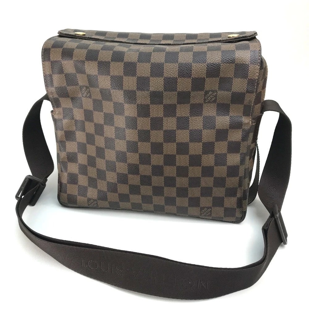 LOUIS VUITTON DAMIER NAVIGLIO MESSENGER BAG: LOUIS VUITTON Damier Naviglio Messenger bag Brand: LOUIS VUITTON Type/Style: Shoulder Bag Material: Damiar Canvas Color: Ebene/ Brown Size: W10.6xH9.1xD5.5inch / W27cmxH23cmxD14cm Accessories: Non